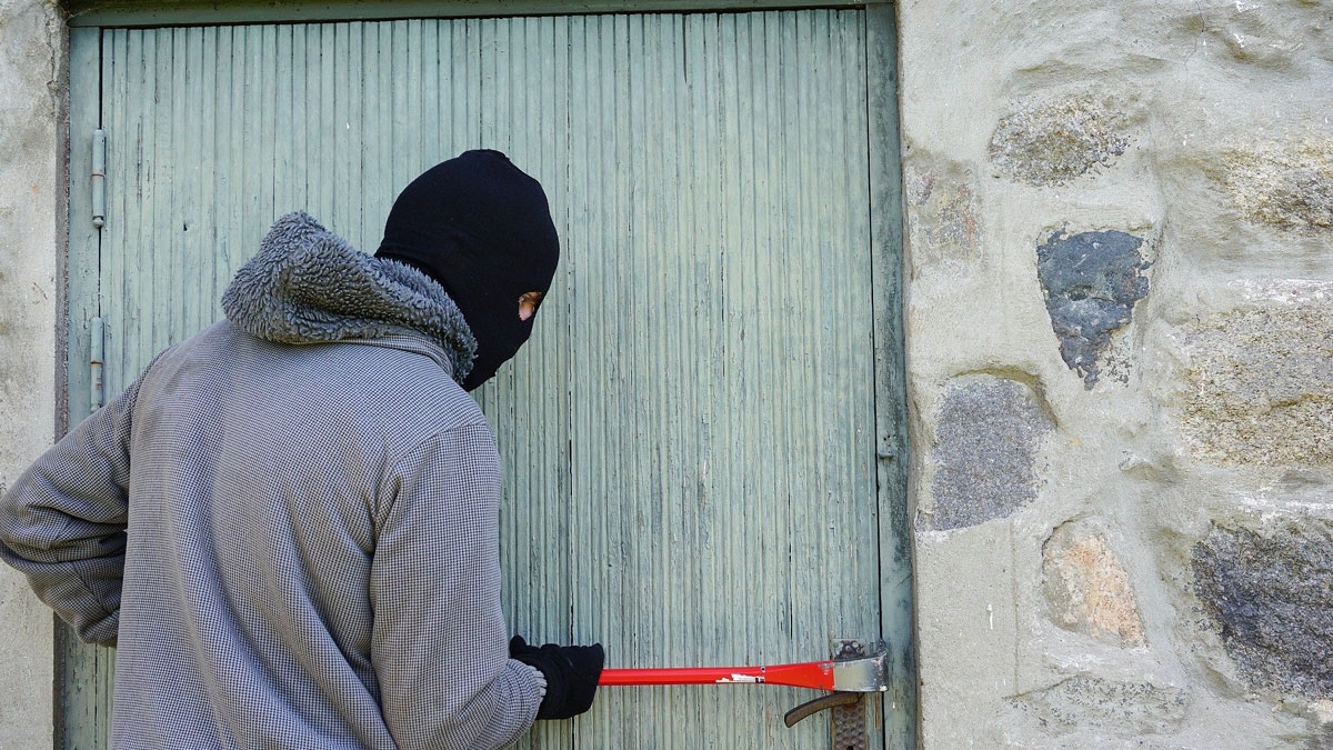 Einbrecher entdeckt Kinderpornos und zeigt den Besitzer an