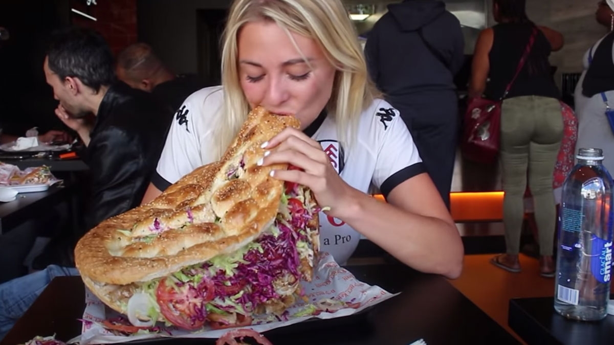 Food-Challenge: Frau verschlingt 3 Kilo Riesen-Döner