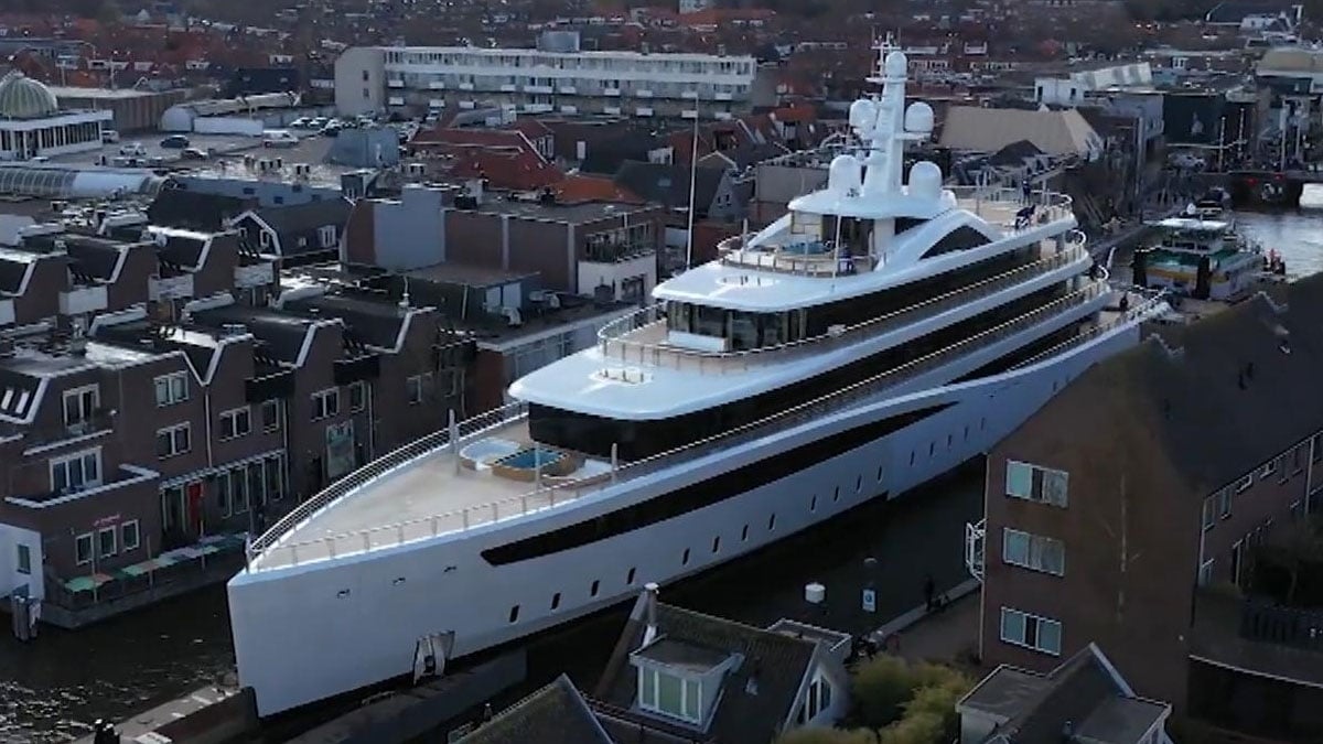 Niederlande: Riesige Mega-Yacht fährt durch schmale Kanäle