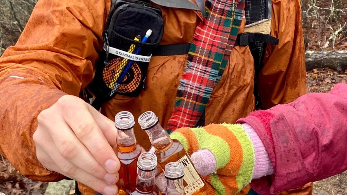 Optische Täuschung: Wer hält die vierte Flasche?