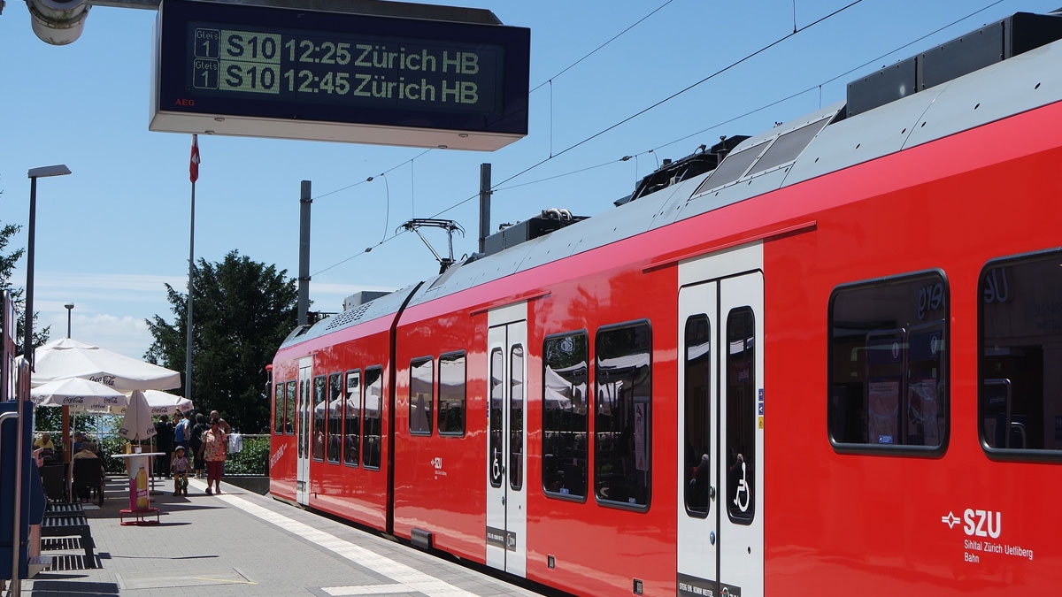 Zürich: Mann (27) stößt Frau (40) vor fahrenden Zug