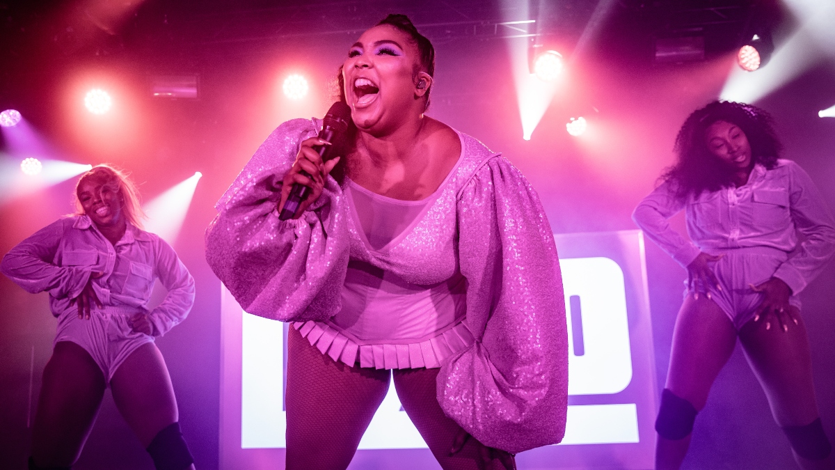 XXL-Rapperin Lizzo steht zu ihrem Body und zeigt sich nackt