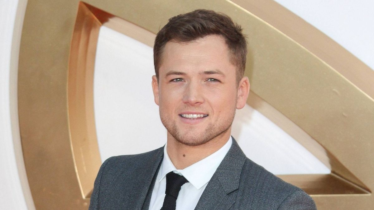 Taron Egerton bricht auf der Bühne zusammen – und hat jetzt Covid