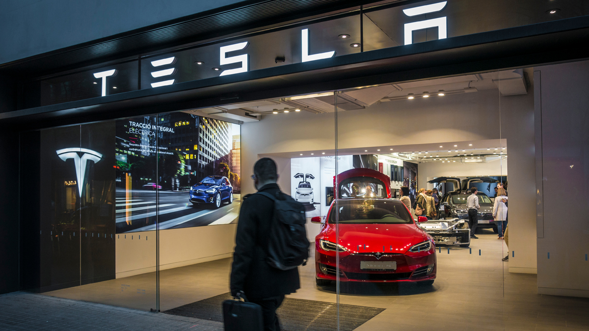 Tesla ruft fast zwei Millionen Fahrzeuge zurück