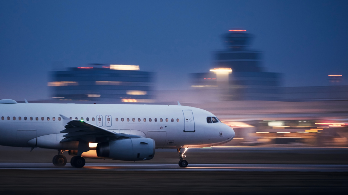 Nach Tod der Mutter im Flugzeug: Kinder saßen mehrere Stunden neben Leiche