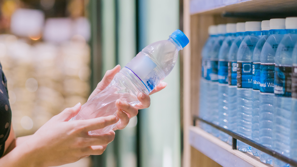 Wasser aus dem Supermarkt: Neue Studie enthüllt Gesundheitsrisiko
