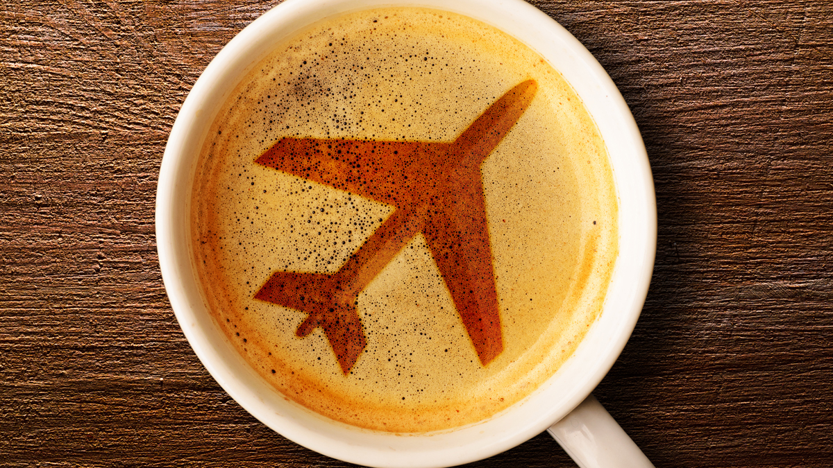 Im Flugzeug: Deshalb sollte man sich niemals einen Kaffee bestellen