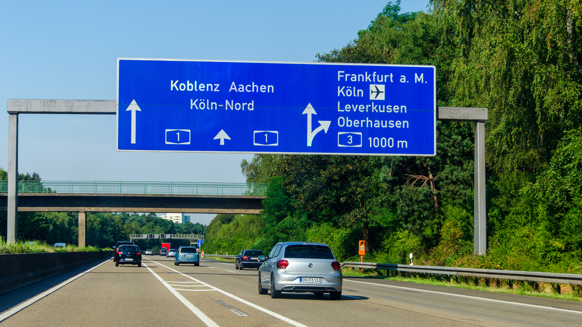 Köln begeistert Autofahrer mit neuen Sprüchen auf Verkehrstafeln