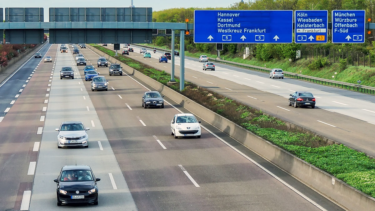 Viele ahnungslos: Das bedeutet der orange Pfeil auf der Autobahn