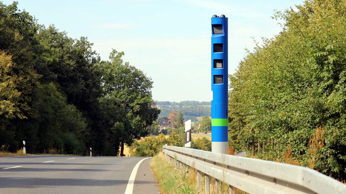 Autofahrer sind verwirrt: Blaue Säule am Straßenrand ist keine Radarfalle