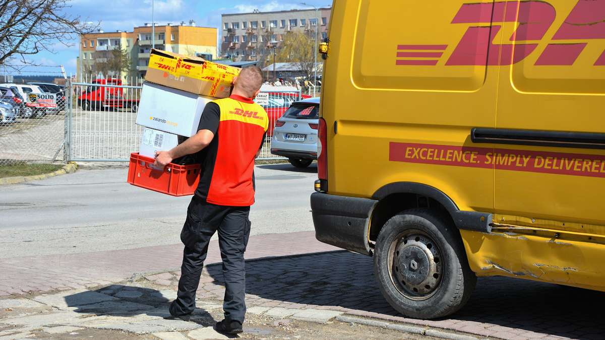 DHL-Mitarbeiter spricht Klartext: Deshalb rennt er nach dem Klingeln weg