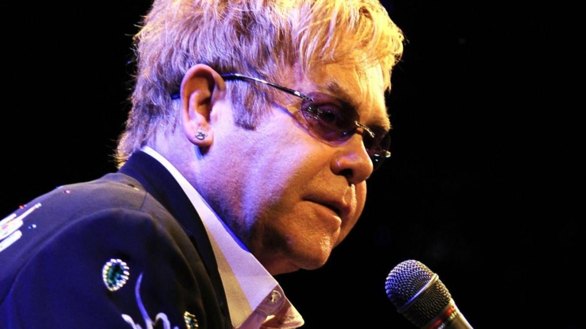 Elton John ist ein bekannter Singer und Songwriter