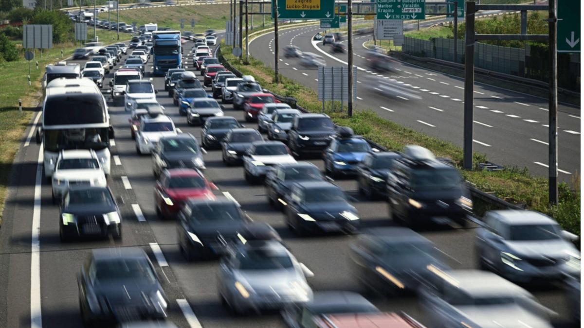 Wenn man zu dicht auffährt, kann es beim Autofahren auch zu einem Unfall kommen.