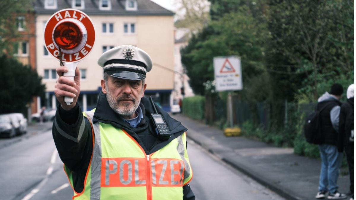 Polizist bei einer Verkehrskontrolle. Auf was musst du achten?