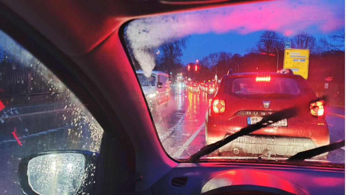 Schlechte Wetterbedingungen wie Regen, Eis, Hagel oder einfach Nebel ann für einen Unfall sorgen.