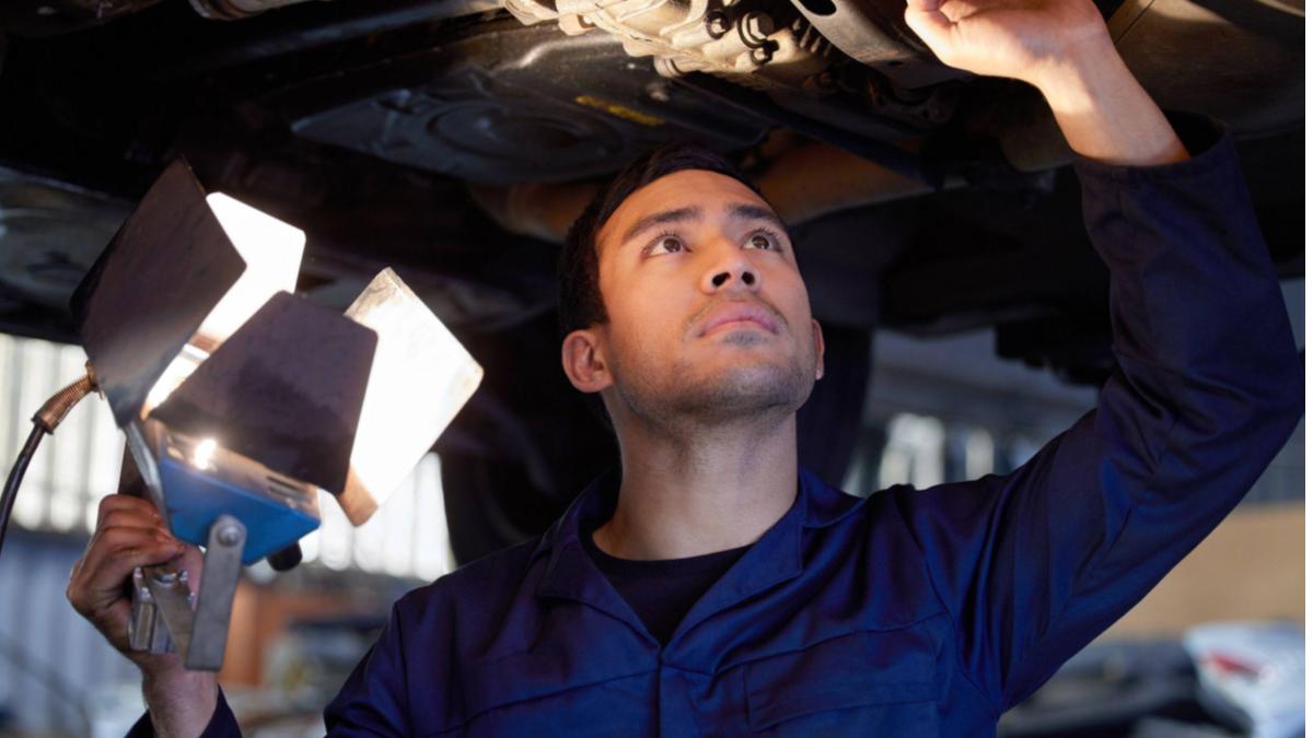 Sind deine Bremsen defekt? Warum du dein Auto immer wieder von einer Werkstatt überprüfen lassen solltest.