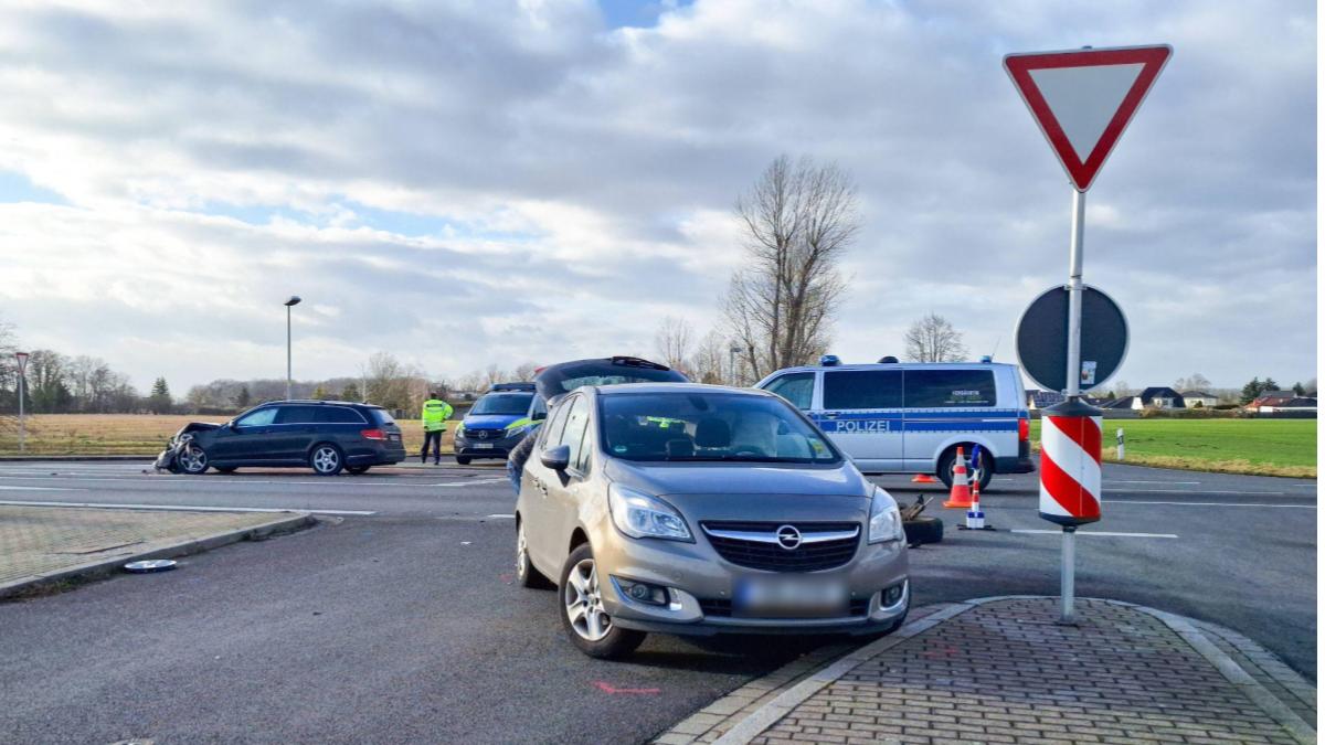 Wenn du Verkehrsschilder nicht beachtest, kann es einen Unfall geben.