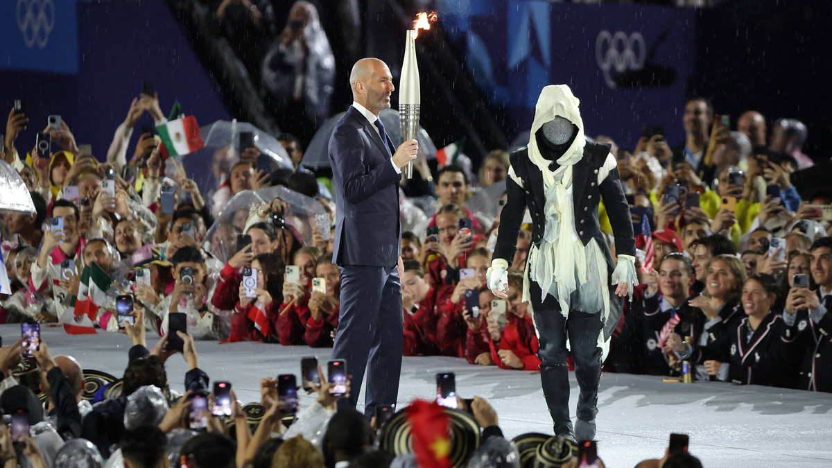 Olympia 2024: Video enthüllt, wer sich wirklich hinter dem Fackelträger mit Maske verbirgt