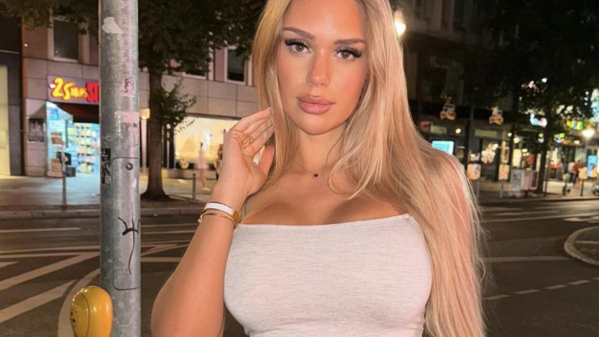 Fußballer lässt OnlyFans Model in der Business Class einfliegen