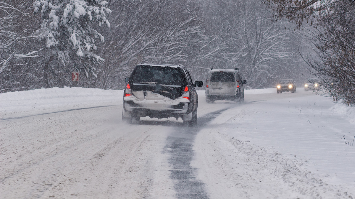 Verkehrschaos durch Schneefall: Schockmoment für Autofahrerin