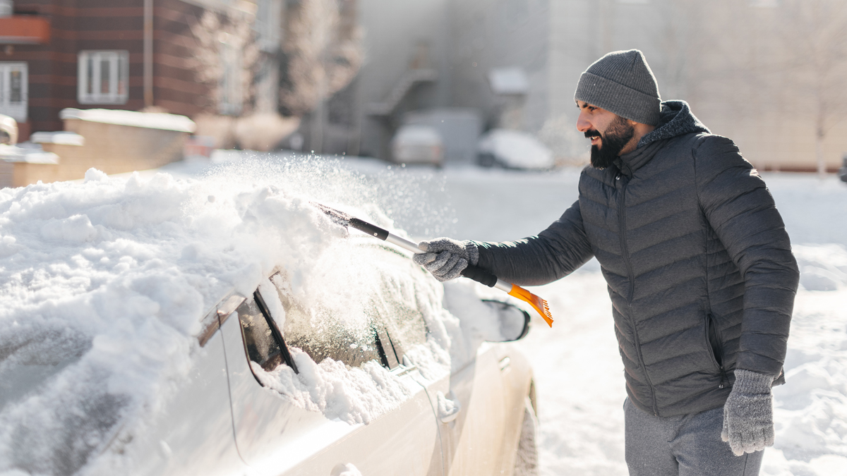 Eiskratzen im Winter: Simpler Trick sorgt für freie Autoscheiben in Sekunden