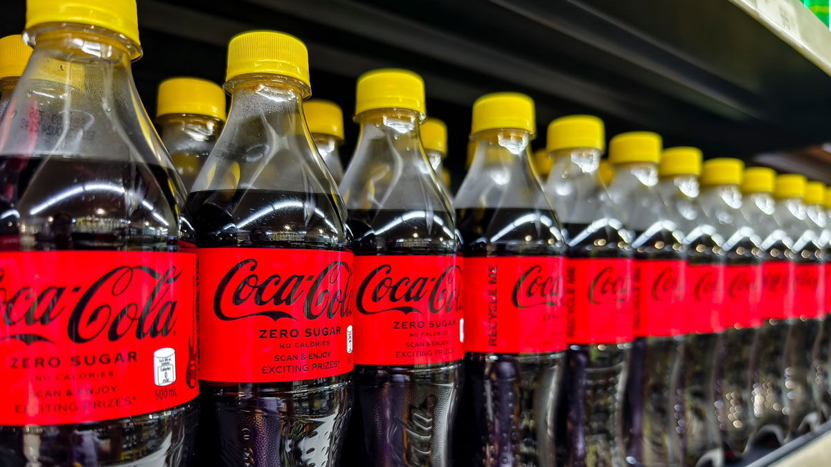 Coca-Cola Flaschen mit gelben Deckeln: Was wirklich dahinter steckt