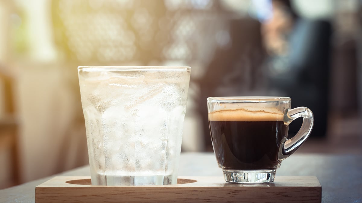 Tradition oder Mythos? Deshalb wird zu einem Espresso immer ein Glas Wasser serviert