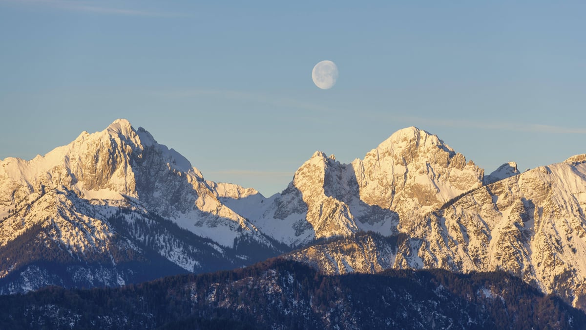 Warum man den Mond manchmal auch tagsüber am Himmel sehen kann