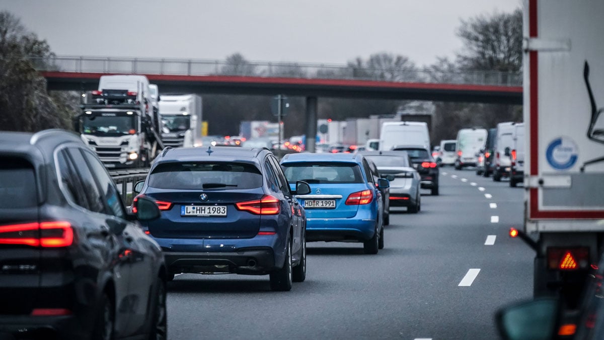 Warnblinker am Stauende: Erlaubt oder verboten? Diese Regeln sollten Autofahrer kennen