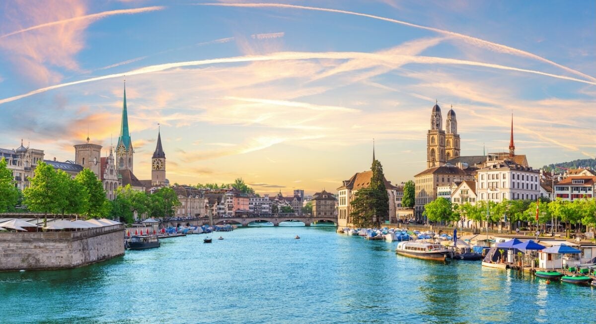 Happy City Index 2025: Luftpanorama über die Zürcher Innenstadt am Abend, Schweiz