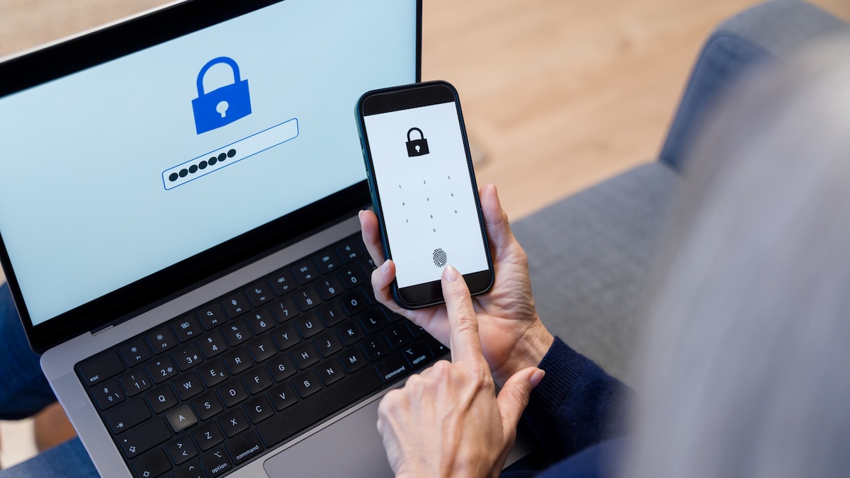 Microsoft Passwörter Symbolbild: Älterer Erwachsener mit Fingerabdruckscanner auf dem Smartphone für sichere Anmeldung - Lizenzfrei Passwort Stock-Foto
Beschreibung
Älterer Erwachsener mit Fingerabdruckscanner auf dem Smartphone für sichere Anmeldung