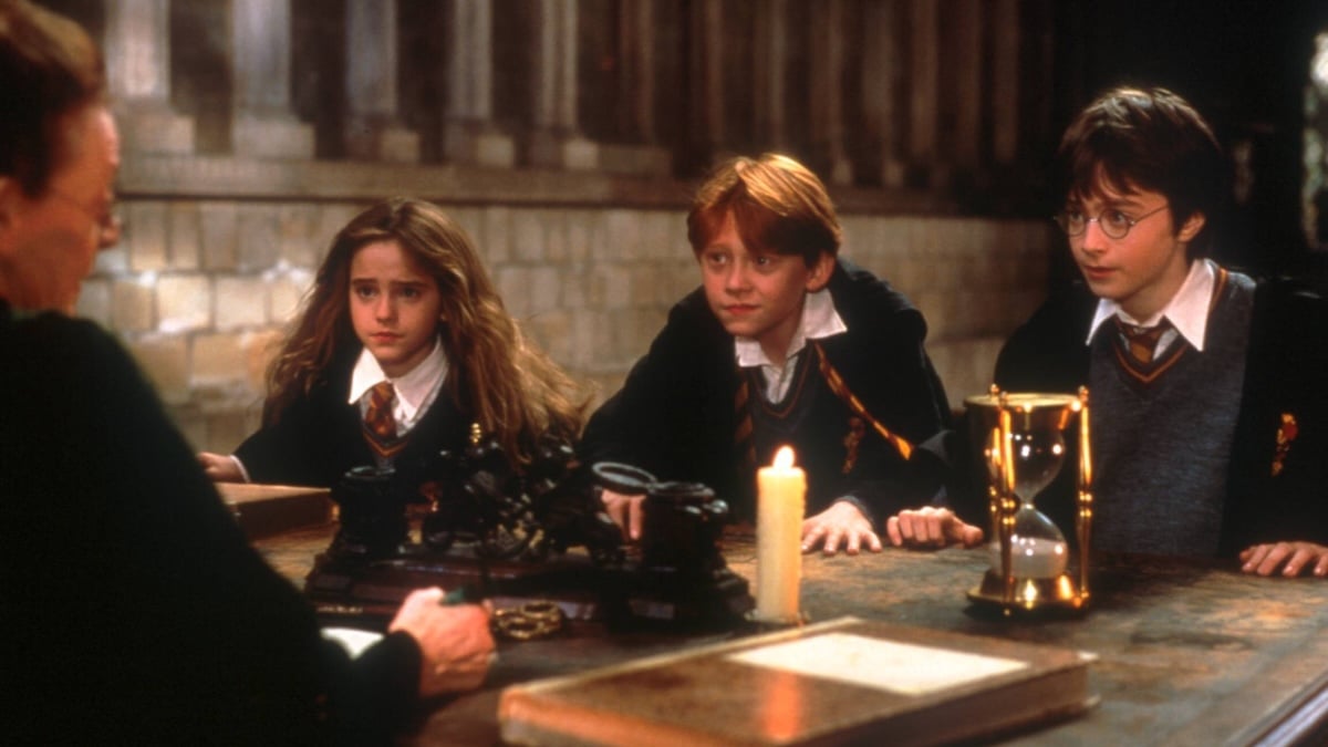 Szene aus Harry Potter und der Stein der Weisen mit Maggie Smith, Emma Watson, Daniel Radcliffe und Rupert Grint