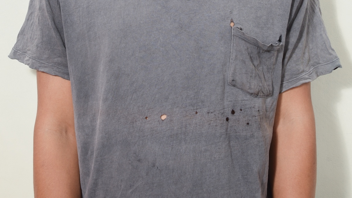 Graues T-Shirt mit kleinen Löchern