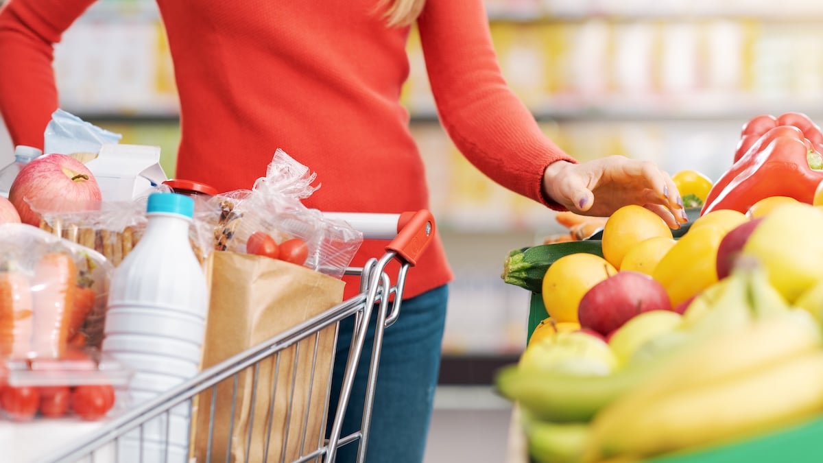 Inflationsrate Symbolbild: Frau kauft frische Lebensmittel im Supermarkt mit Einkaufswagen