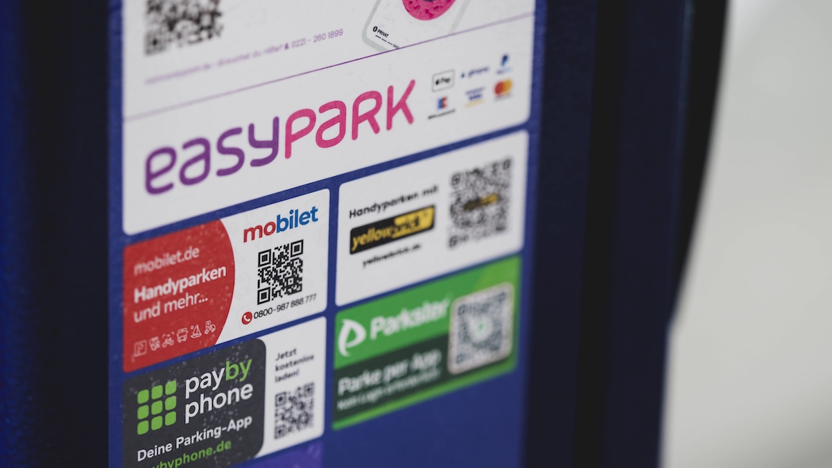 QR-Codes von Parkanbietern an einem Parkautomaten