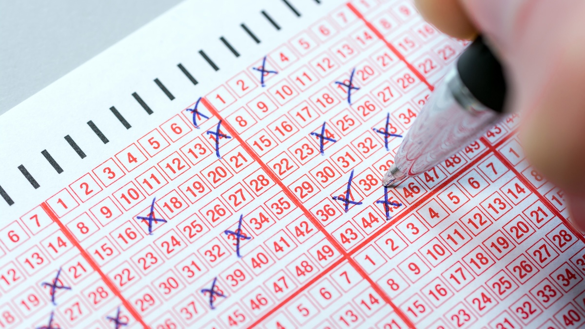 Lotto-Schein mit einigen angekreuzten Zahlen