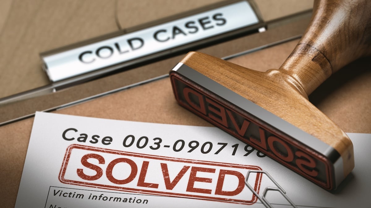 Eine Cold-Case-Akte mit einem „Solved“-Stempel