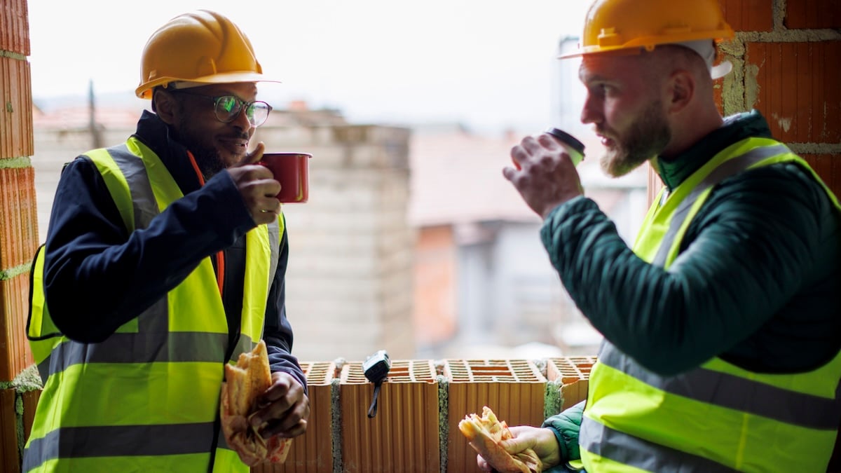Zwei Bauarbeiter beim Kaffeetrinken auf einer Baustelle
