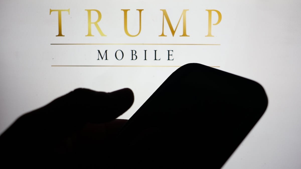 T1 Phone: „Trump Mobile“-Schriftzug vor schattenhaftem Handy