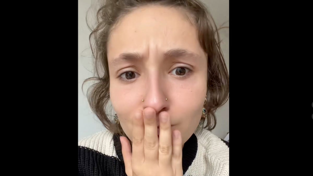 Kritik an Vollzeit Arbeit: Frau in TikTok Video mit Schwarz-weiß gestreiftem Pulli