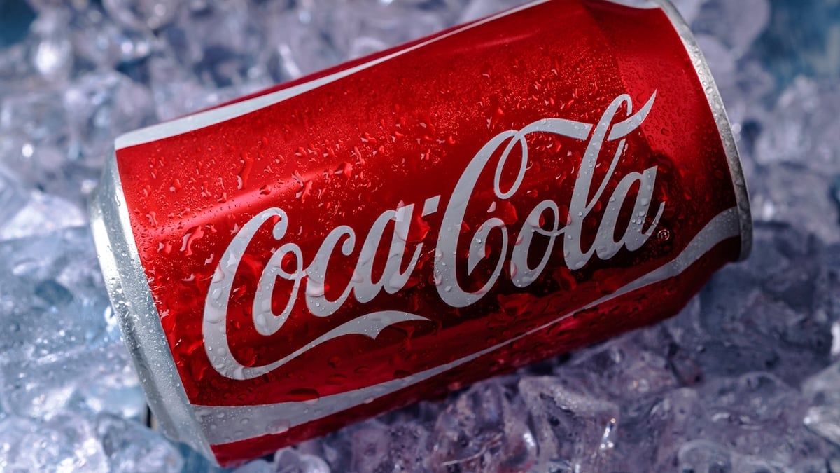 Coca-Cola-Dose in Eiswürfeln