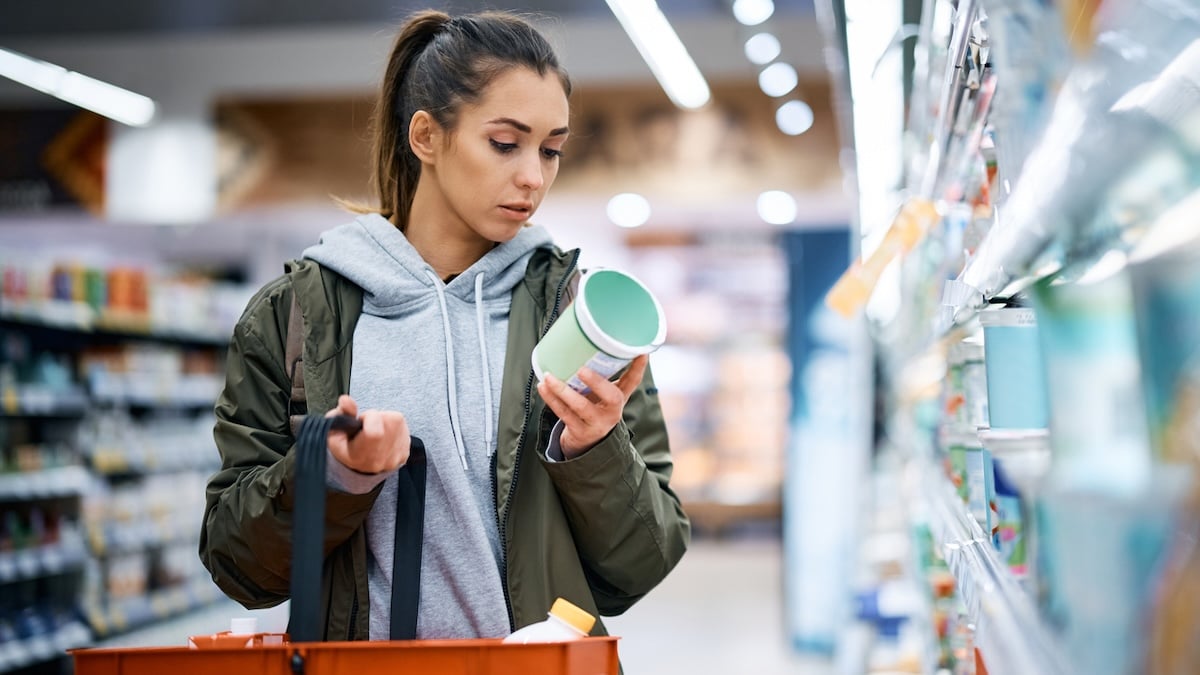 Frau geht im Supermarkt einkaufen