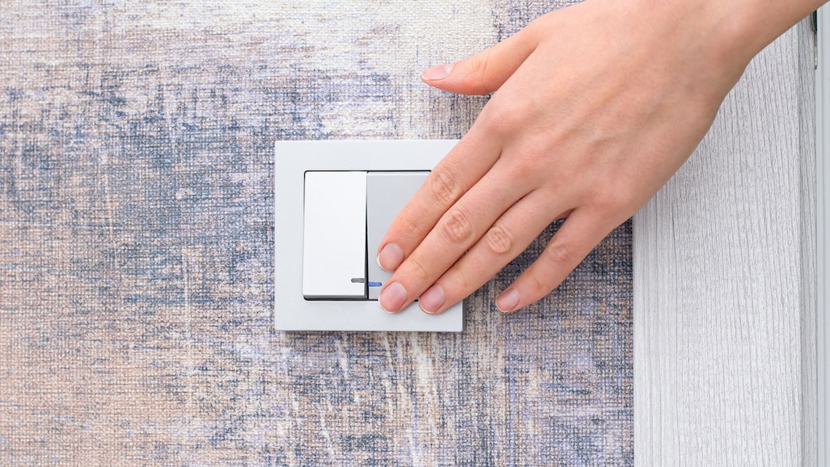 Keime Symbolbild: Frauenhand an einem Lichtschalter