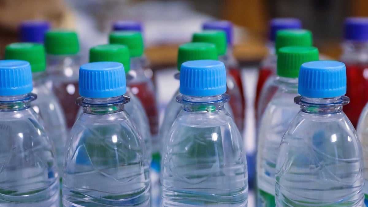 Wegen Verunreinigung: Edeka und Netto rufen Mineralwasser zurück