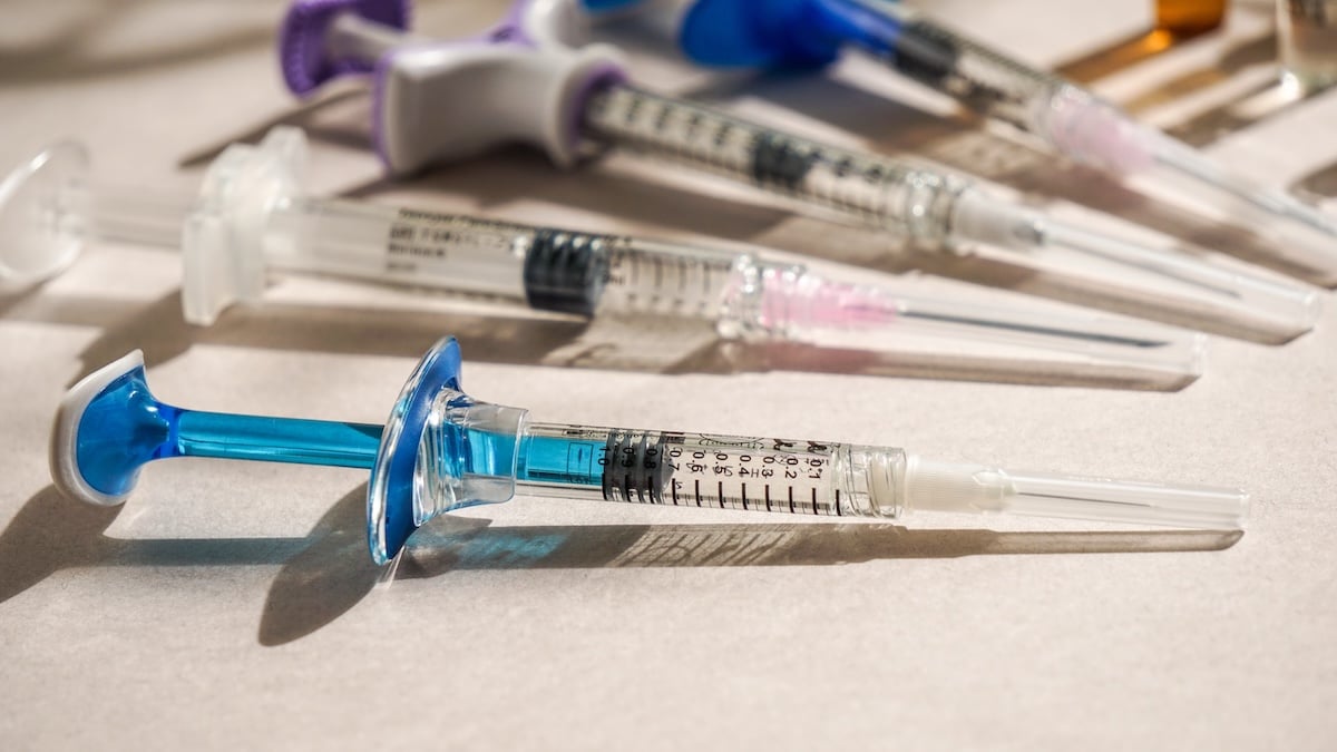 Needle Spiking: Mehrere Spritzen liegen nebeneinander