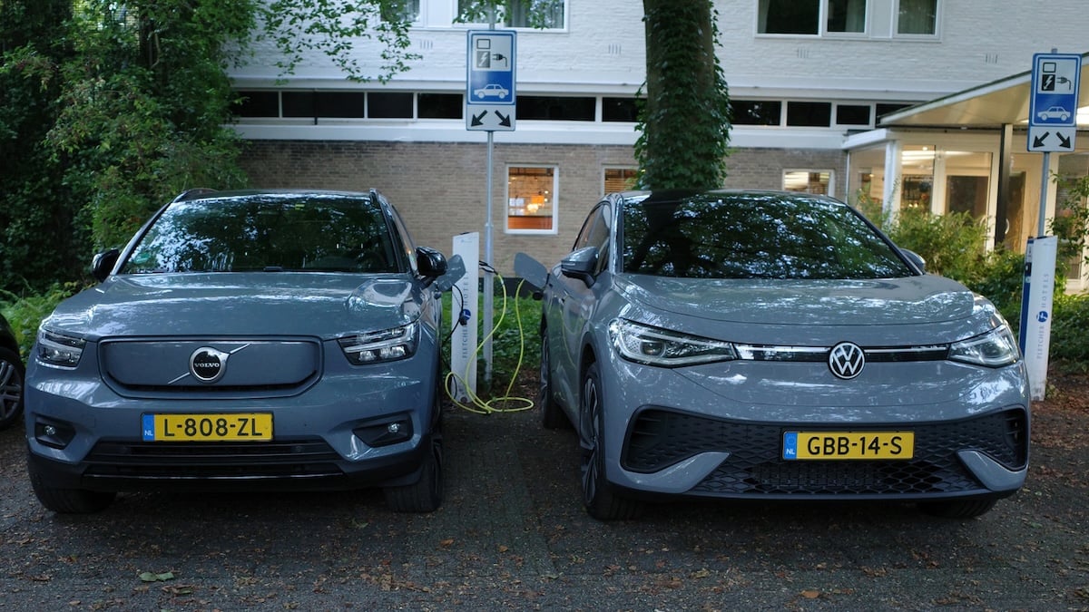 Sticky Tarif: Zwei E-Autos laden in den Niederlanden an einer Ladestation auf