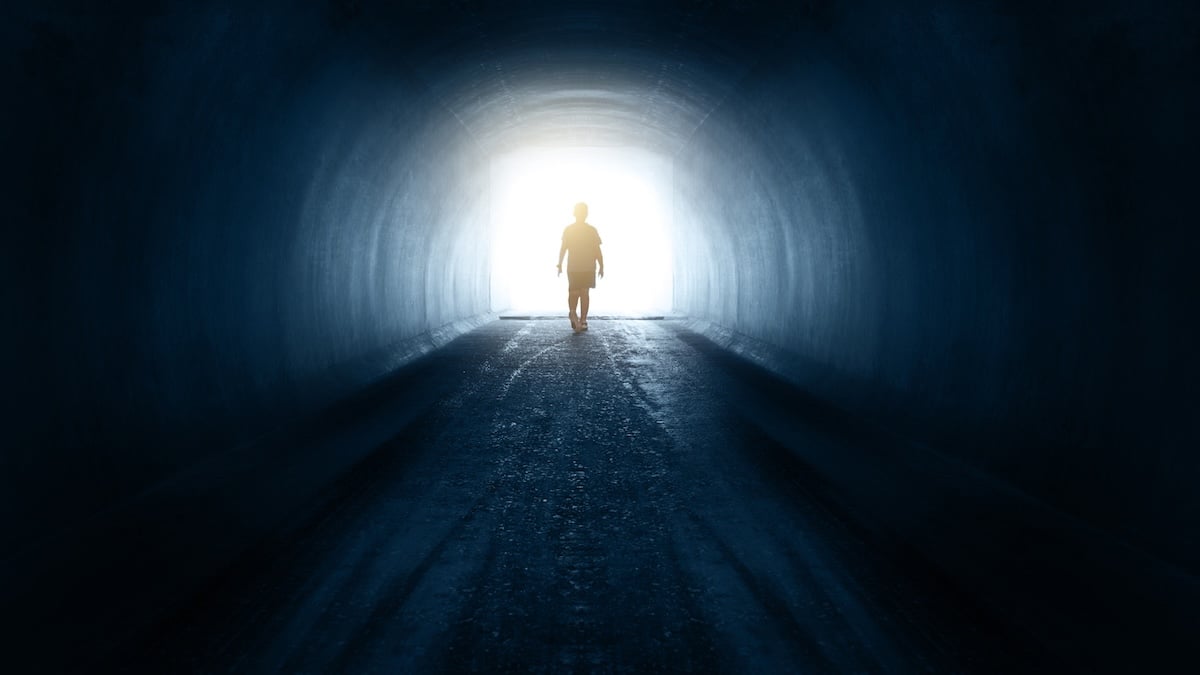 Tod Symbolbild: Silhouette geht durch einen Tunnel ins Licht