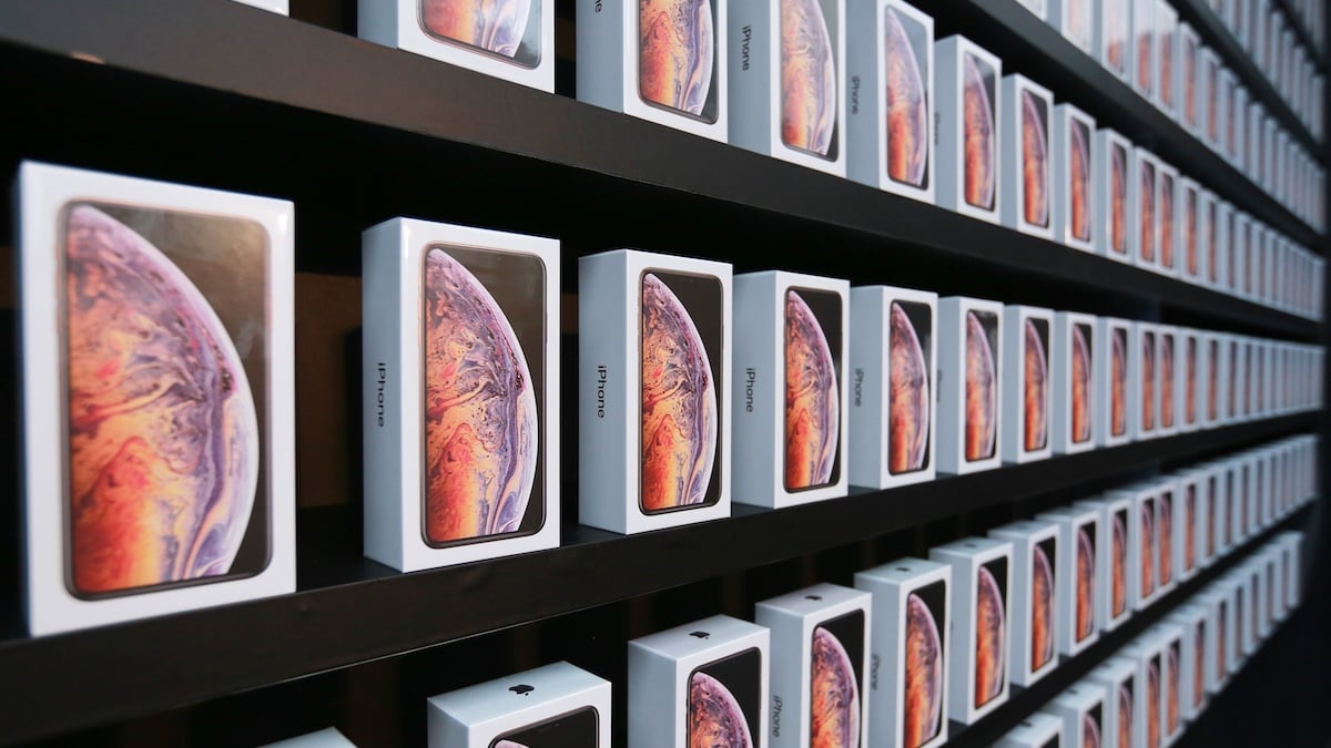 iPhone Xs in Verpackungen in einer Reihe