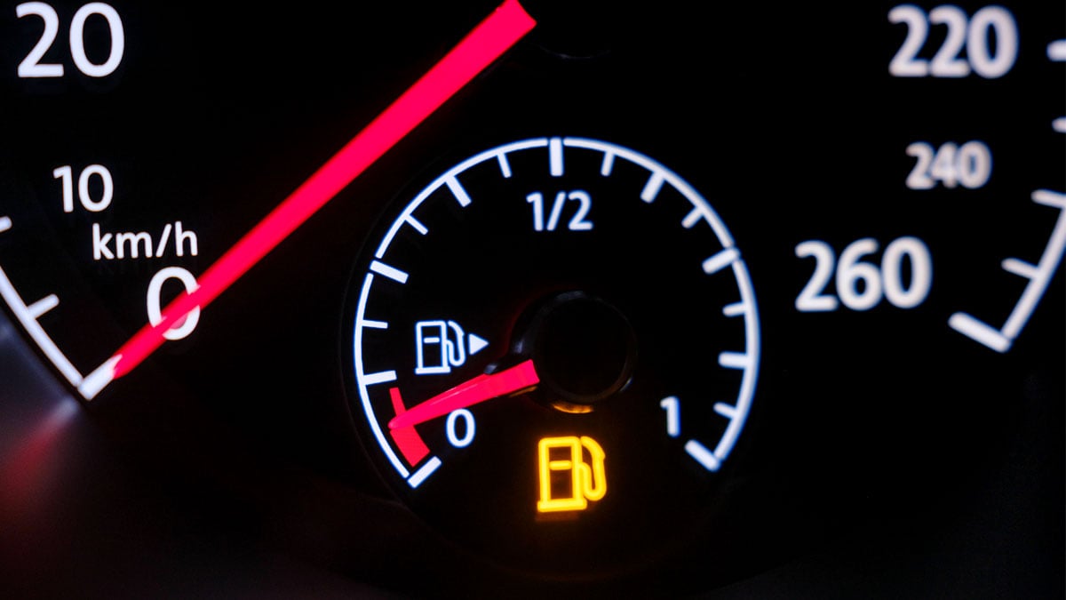 tankanzeige im auto cockpit