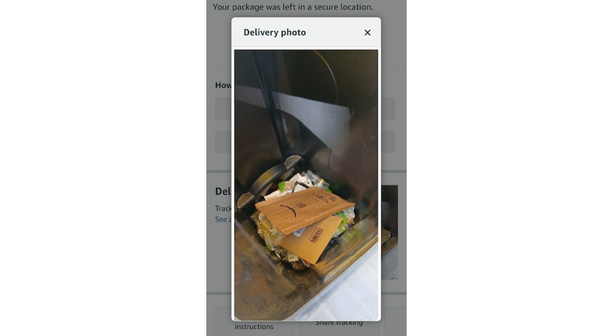 Mehrere Amazon-Pakete in einer Mülltonne